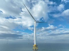 <b>强劲的海风吹动三片147米长的叶片缓缓转动</b>