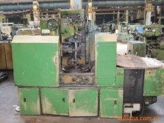 所述调弧组件带动所述磨齿组件相对于机体发生