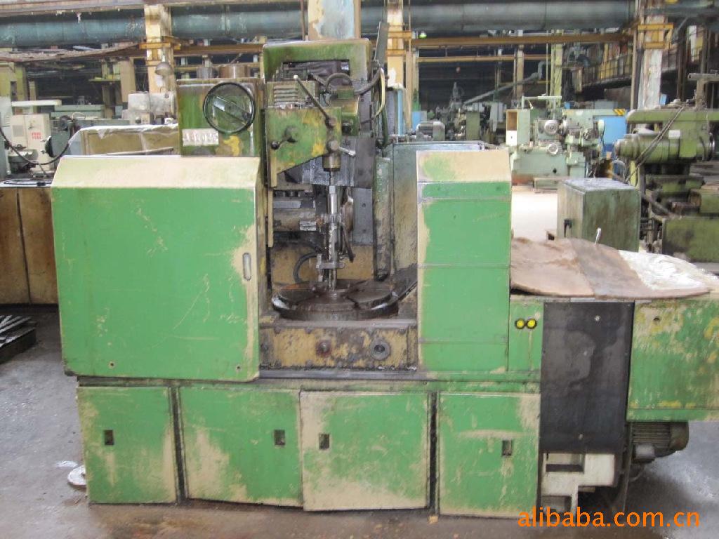 所述调弧组件带动所述磨齿组件相对于所述机体发生偏转