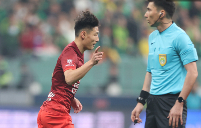 武磊替补登场8分钟双响破球荒 302天中超进球纪录