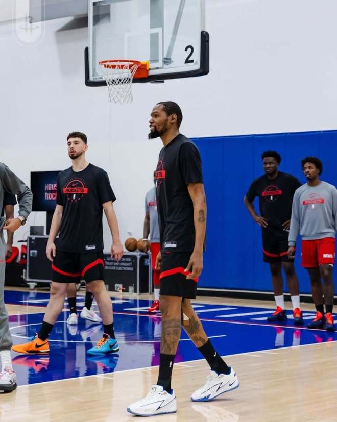 杜兰特带伤复出火箭迎战湖人G2关键战